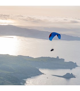 Gin Condor 2 Gleitschirmflügel in Aktion in blauer Farbe