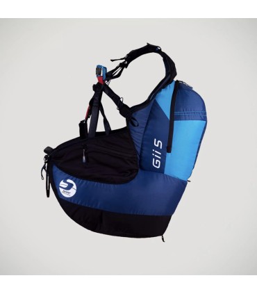 Sellette Gii 5 in front of the Sky Paragliders brand