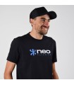 Mann trägt T-Shirt New schwarzes Logo der Marke Neo